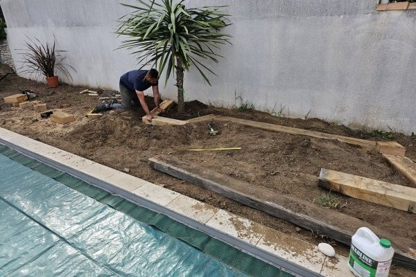 le long de la piscine PENDANT