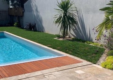 Le long de la piscine
