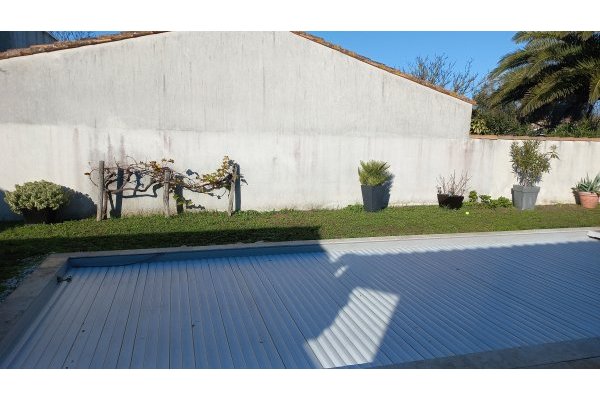 le long de la piscine AVANT