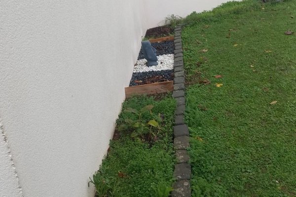 Avant, le pied du mur